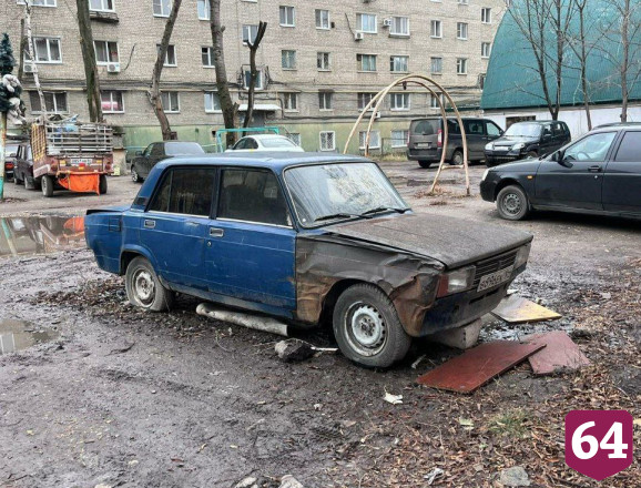 На улицах Саратова нашли еще два десятка брошенных автомобилей 