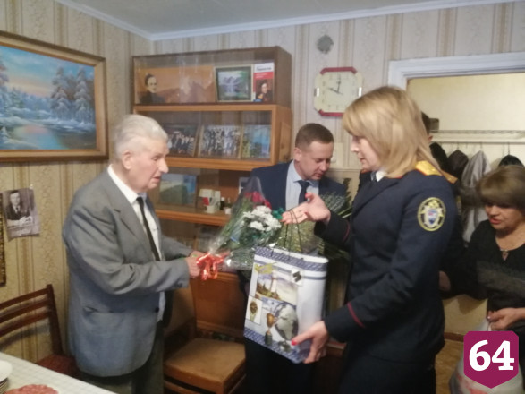Саратовские следователи пришли с подарками к 99-летнему ветерану 