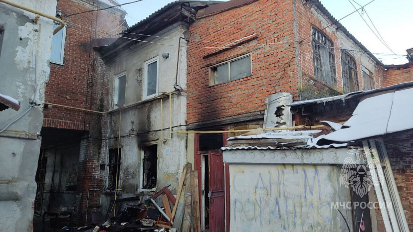 Шесть человек спасли из горящего дома в центре Саратова