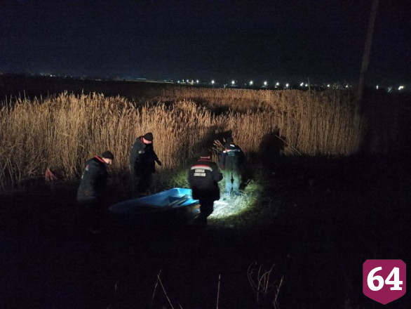 В Елшанке спасатели вытащили увязшего в камышах алабая