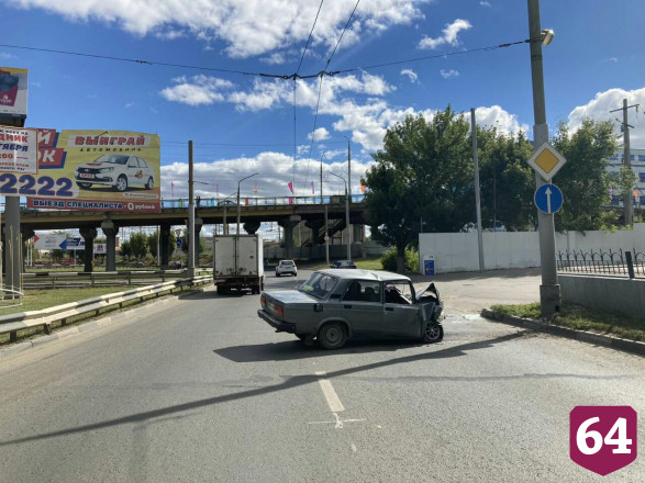 В Саратове «Жигули» врезались в столб