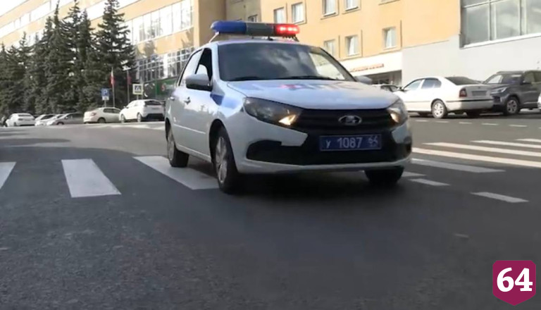 Саратовские полицейские сопроводили до больницы автомобиль с теряющей сознание пассажиркой