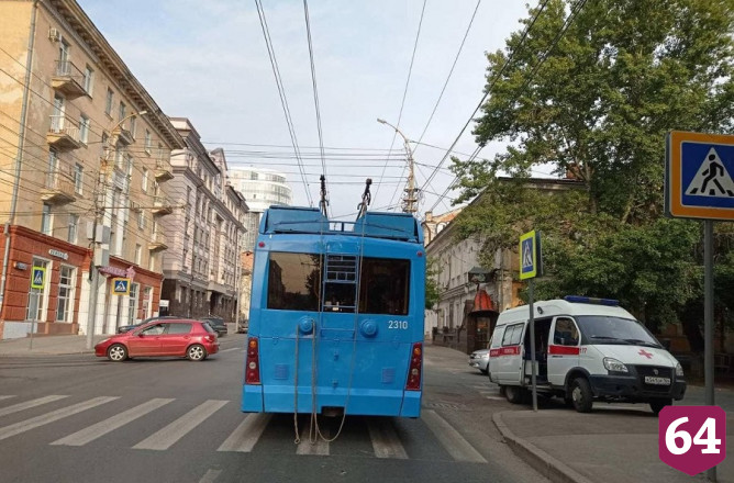 В троллейбусе из-за лихача на «Гранте» покалечилась женщина 