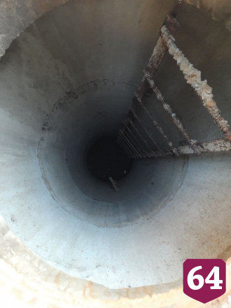 На одном участке дороги в Саратове открыты 4 колодца