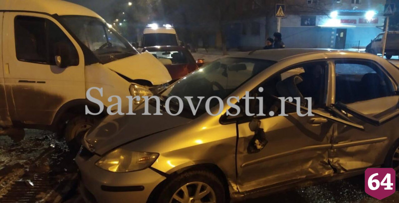 Под Саратовом в Новый год 5 человек пострадали в массовом ДТП