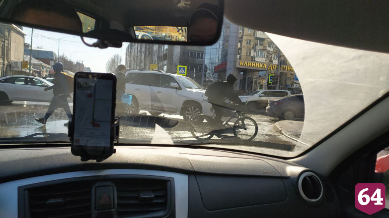 В центре Саратова легковушку после ДТП выбросило на тротуар