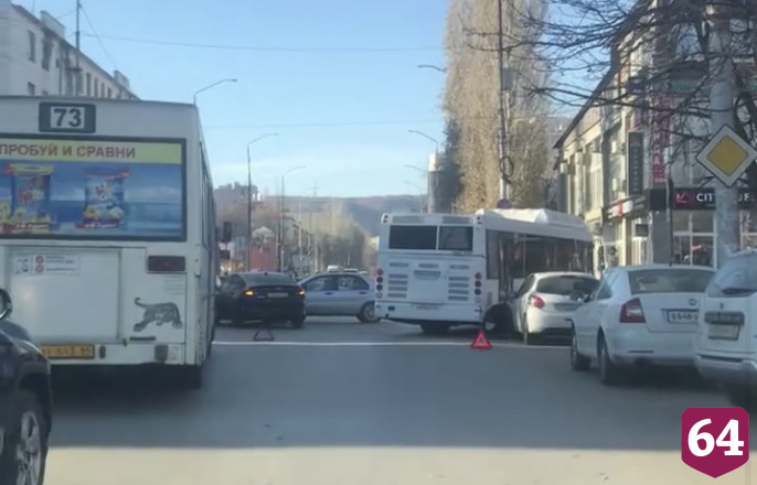 Массовая авария с автобусом блокировала движение в центре Саратова