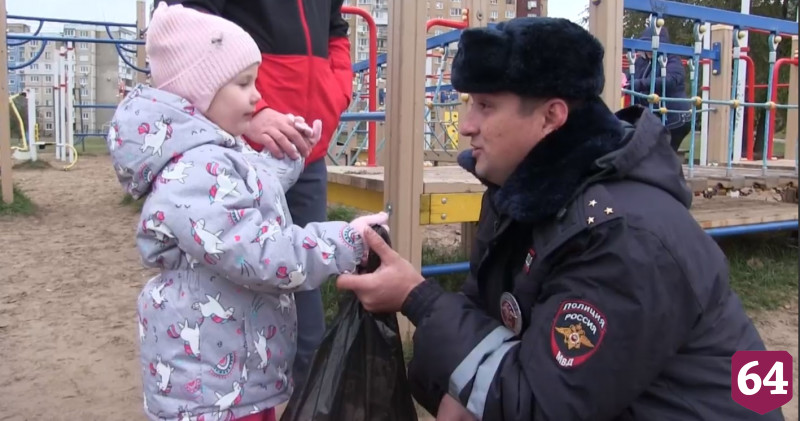 Полицейский помог доставить в больницу истекавшую кровью 3-летнюю девочку