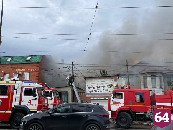 В Саратове крупный пожар охватил два частных дома