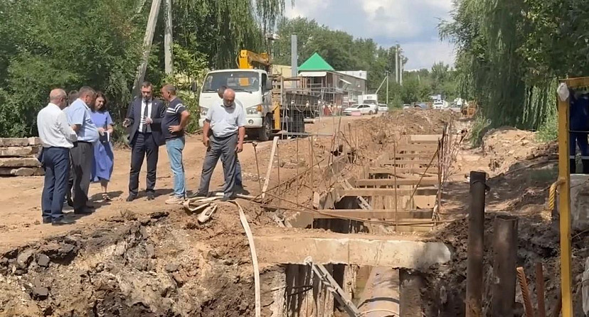 В Энгельсе продолжается ремонт самотечного коллектора