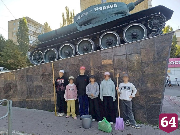 Юные волонтеры убрались около танка-памятника в Саратове