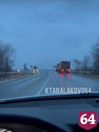 Под Саратовом фуры встали на трассе из-за сильного гололеда