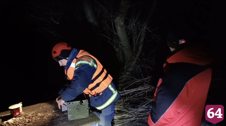 В подтопленном паводковыми водами Петровске взорвали лед 