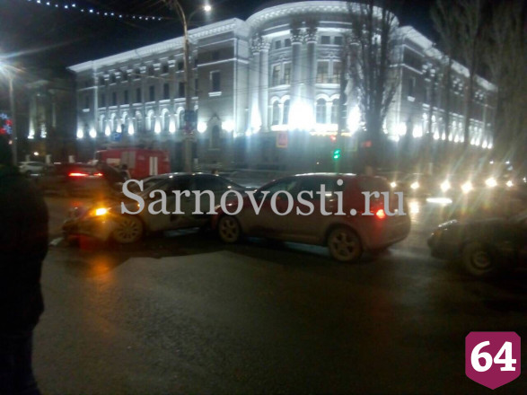 «Тойота» протаранила спешивший на пожар в «Тау Галерее» спецавтомобиль