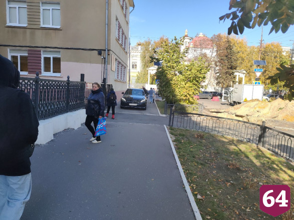 В Саратове автохамы объезжают коммунальные раскопки по тротуару