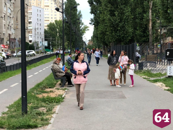 Жители Саратова проводят вечер на прогулках без масок