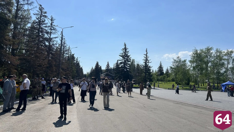Тысячи саратовцев пришли в День Победы к мемориалу «Журавли» 