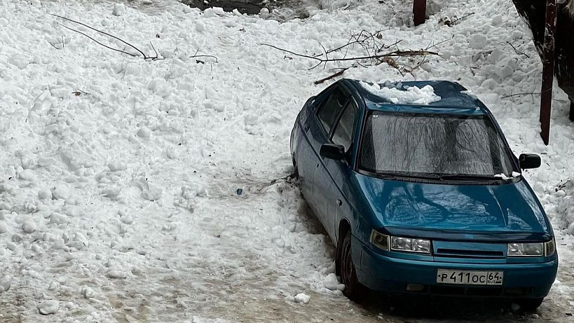 В Саратове рухнувший с крыши снег повредил автомобиль 