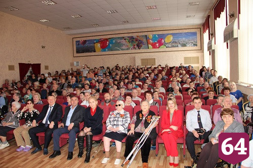 В энгельсском интернате пел Сметанников и вручали юбилейные медали 