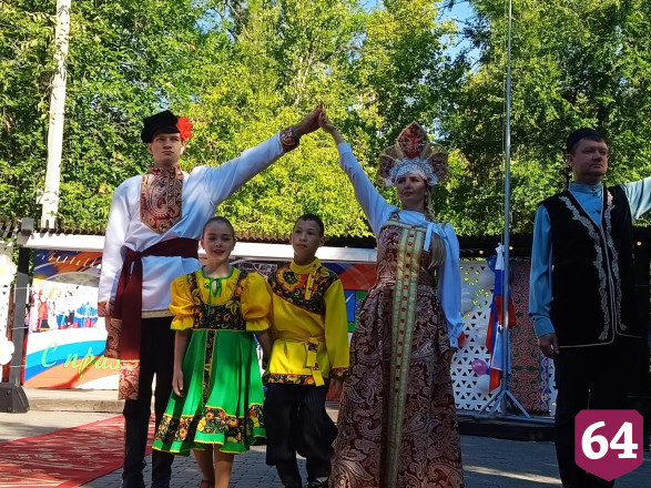 На саратовском фестивале самоваров кормили пловом и катали на ослике