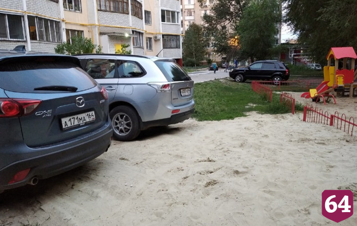 Саратовцы поспорили о парковке у детской площадки