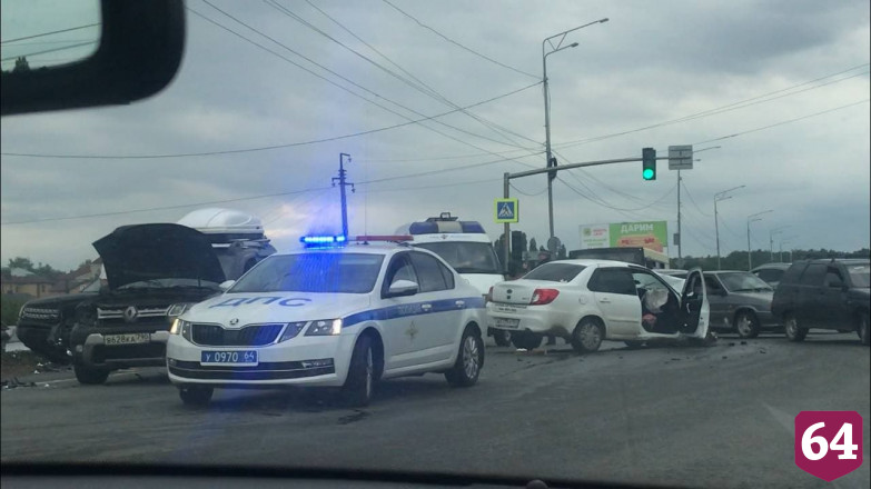 Рядом с «Лентой» в Саратове произошла массовая авария