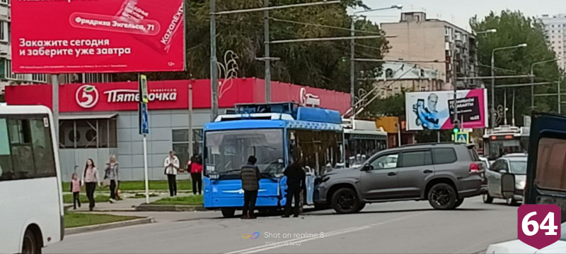 В Энгельсе внедорожник протаранил троллейбус напротив рынка