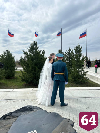 Пара познакомилась в кафе Саратова и поженилась на месте приземления Гагарина