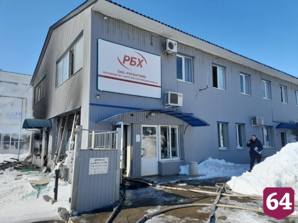 На пожаре в здании саратовского завода пострадал охранник
