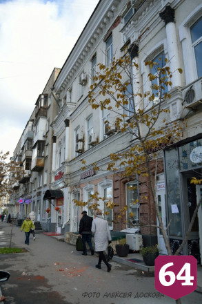 В центре Саратова с фасада дома продолжают падать кирпичи