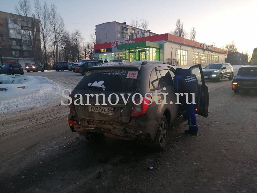 В массовой аварии под Саратовом девушка травмировала ноги