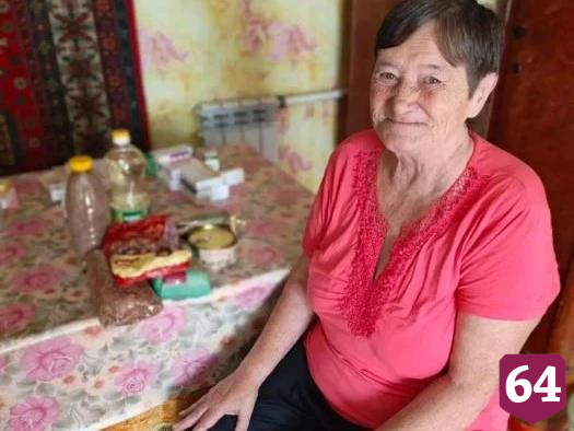 Саратовские бабушки из клуба «Кому за 60» шьют подушки для фронта