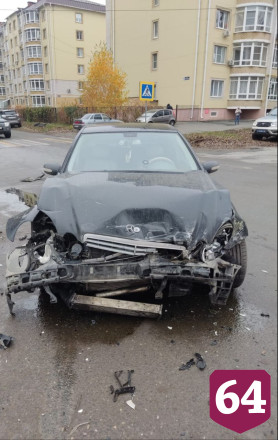 «Датсун» улетел в кусты после ДТП с «Мерседесом» на проспекте Героев