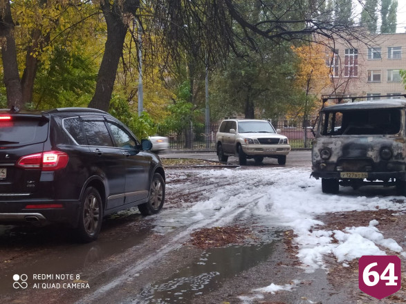 У музыкальной школы в Саратове горел УАЗ