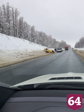 На трассе под Саратовом на крышу опрокинулся автомобиль