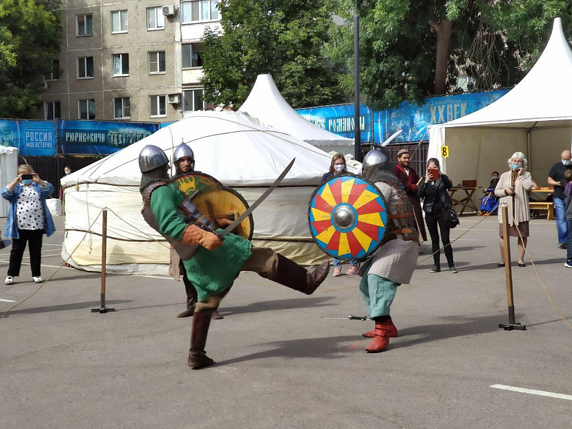 В центре Саратова устроили средневековые бои 