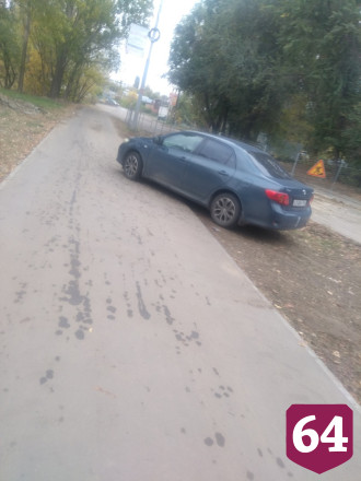 В Саратове автохамы ездят по тротуару и сигналят пешеходам
