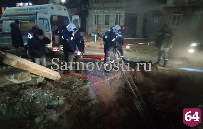 В центре Саратова пенсионерка упала в коммунальный котлован
