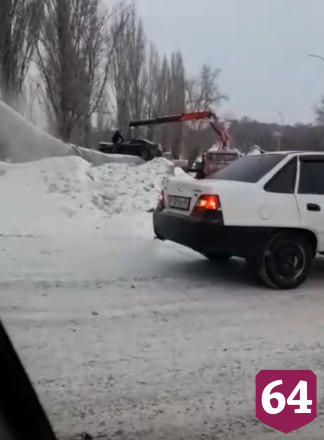 Саратовцев удивил «залетевший» на теплотрассу автомобиль