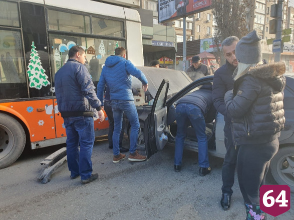 В массовой аварии с троллейбусом пострадала автоледи