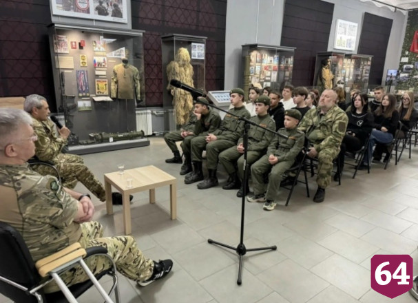 Саратовский боец исполнил песни собственного сочинения о буднях на фронте