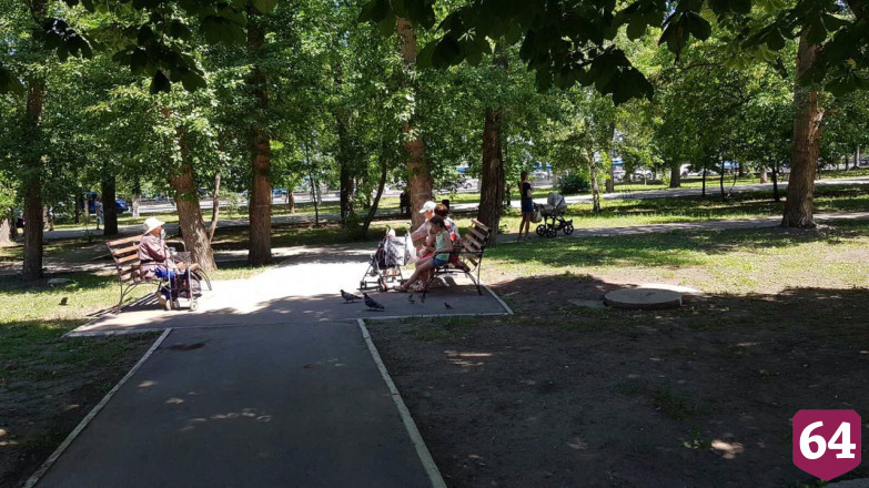 Саратовцы из группы риска продолжают гулять без масок