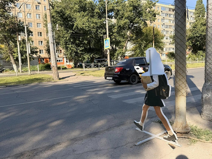 В Энгельсе вандалы сломали еще несколько предупреждающих макетов школьниц 
