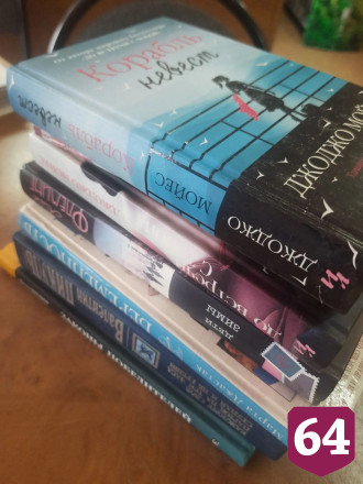 Чиновник подарил библиотеке книгу для будущих мам из домашнего фонда 