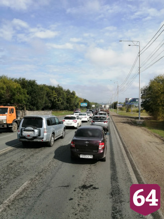 В Саратове самосвал «уронил» светофор на легковушку