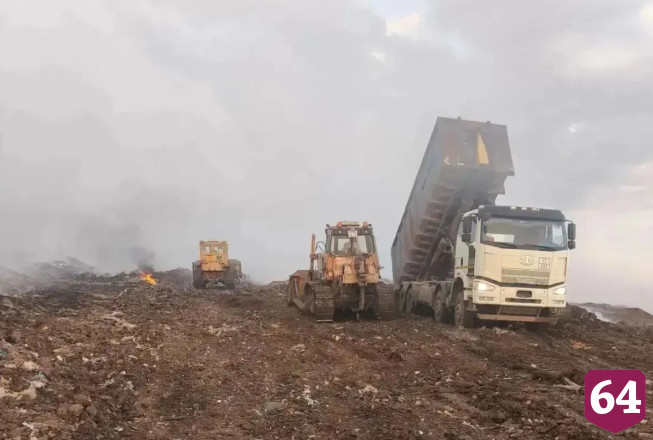 Тушение мусора на полигоне в Энгельсе продолжалось всю ночь