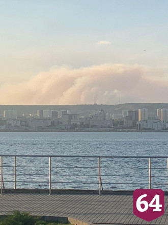 Дым от крупного пожара под Саратовом виден из Энгельса