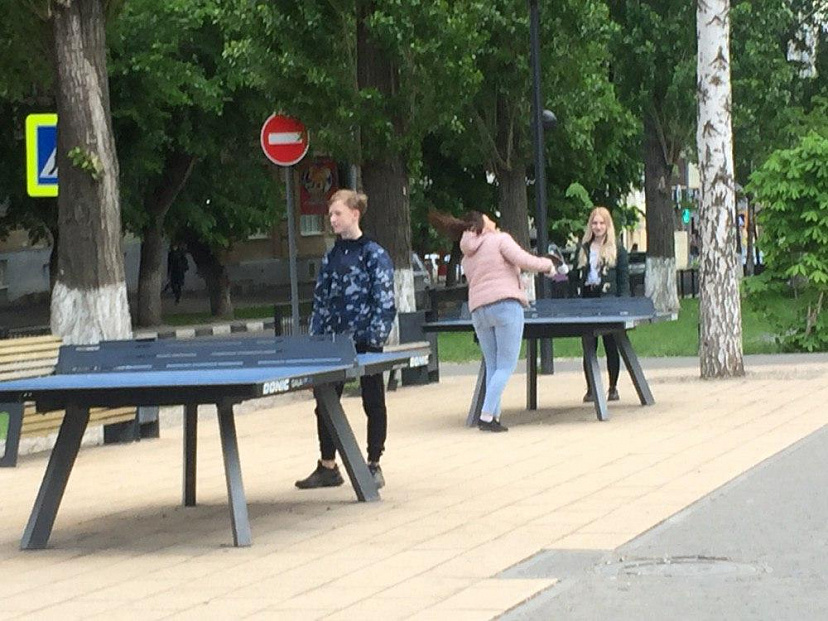 Саратовцы на самоизоляции устроили уличный теннисный турнир