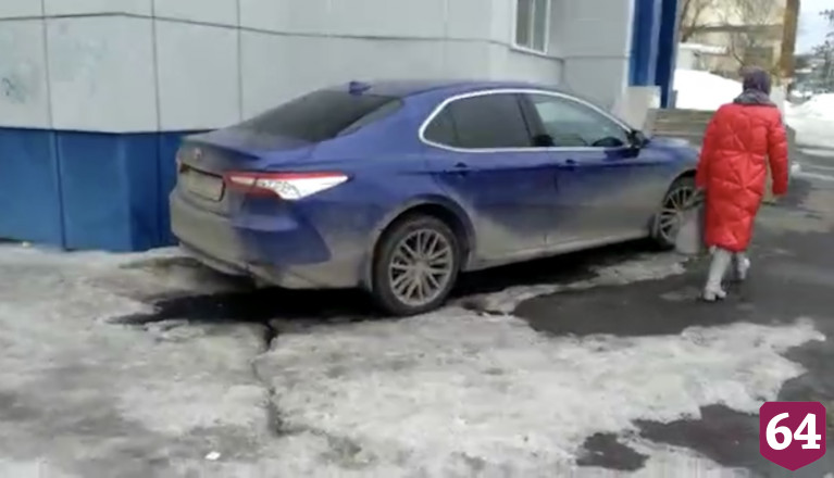 В Саратове автохамы массово заполонили тротуар