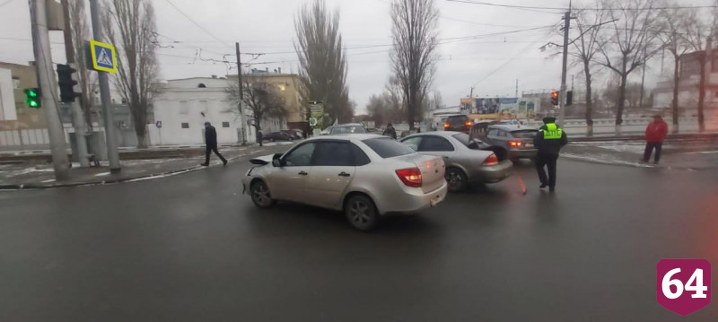 Два человека покалечились в массовой аварии у жиркомбината